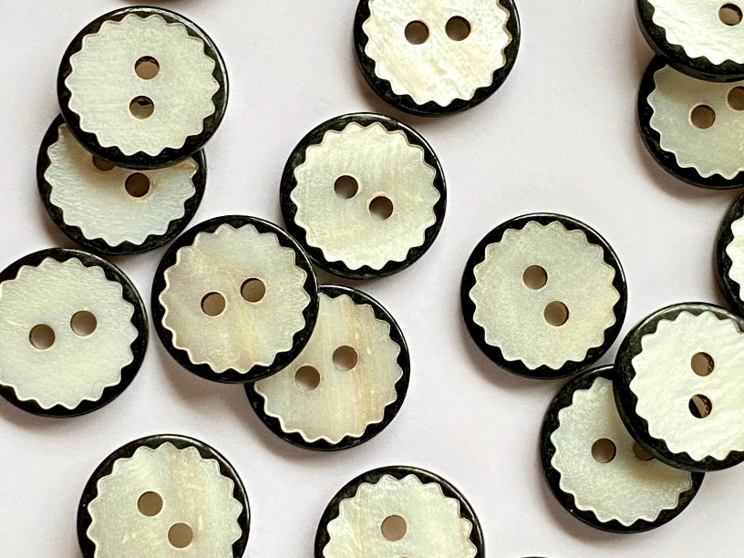 Textile Garden - Shell Buttons with Scallop Edge - 13mm - Various Colors