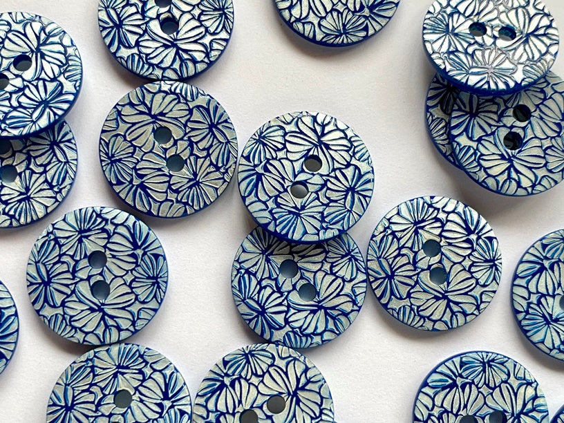 Textile Garden - Shell Buttons - 18mm - Blue Floral
