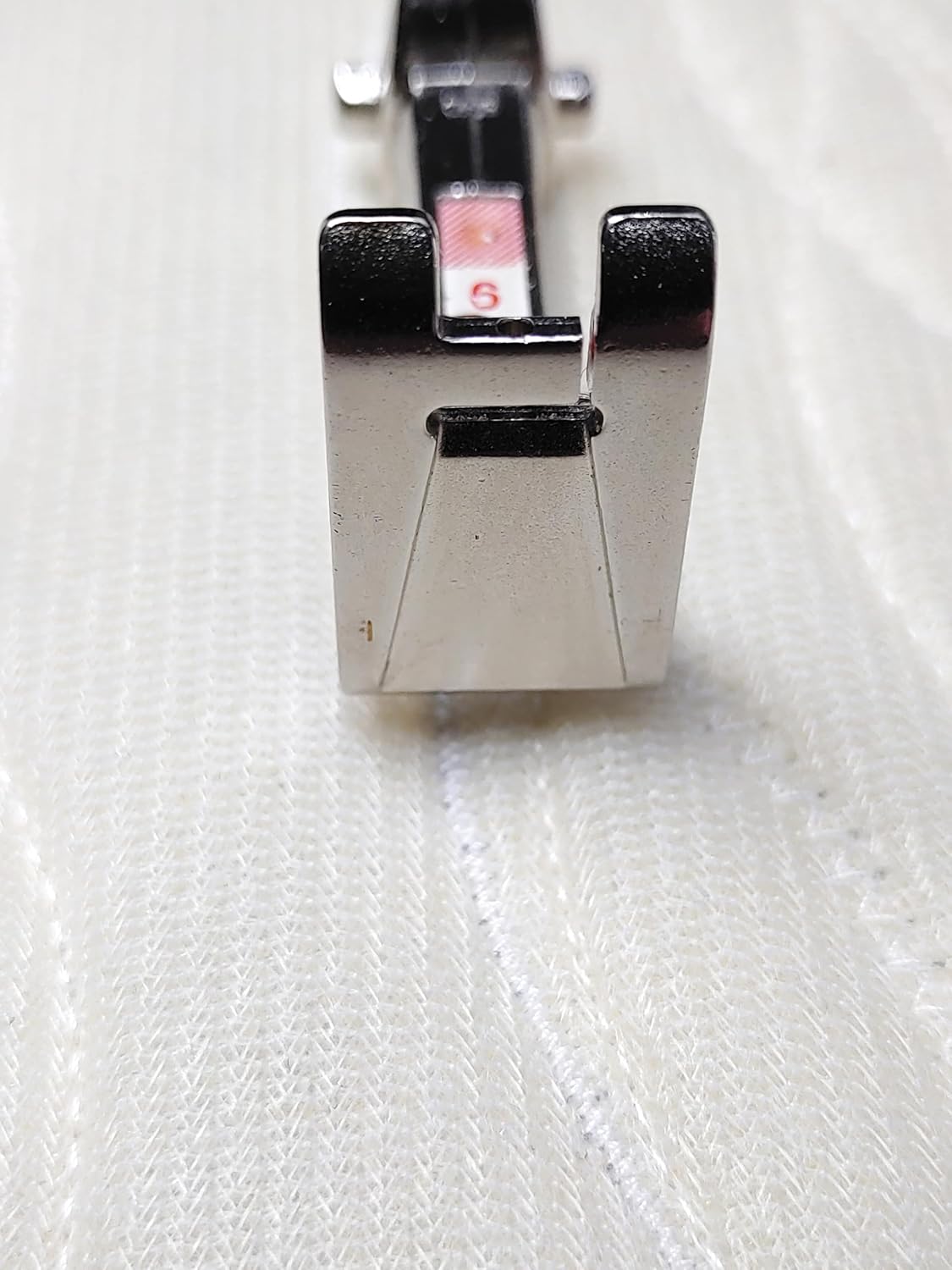 Ultimate Guide to Sewing Machine Feet: Choose, Use, and Troubleshoot Your Machine Feet for Success - Shelley Scott-Tobisch and Bernie Tobisch