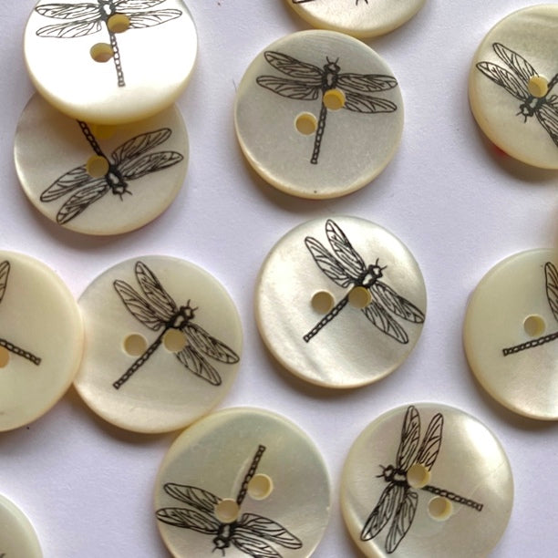 Textile Garden - Shell Button - 18mm -  Off-White Matte with Black Dragonfly