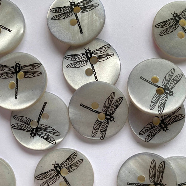 Textile Garden - Shell Button - 18mm -  Gray Matte with Black Dragonfly