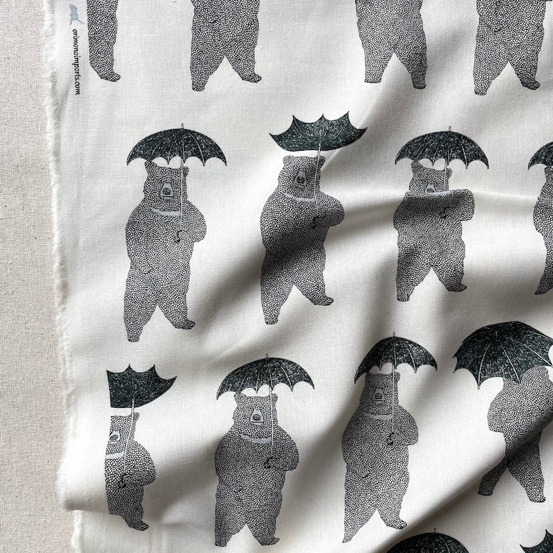 Koizumi - Lightweight Linen/Cotton Canvas - Bears with Umbrellas - Cream