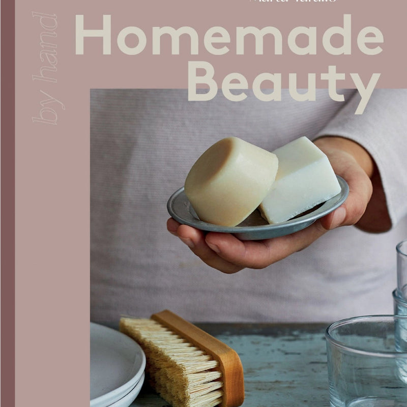 Book cover of 'Homemade Beauty' by Marta Tarallo with a person holding soap bars.