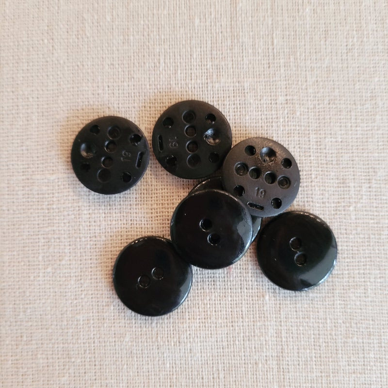 Dill - Shiny Black Button - 18mm