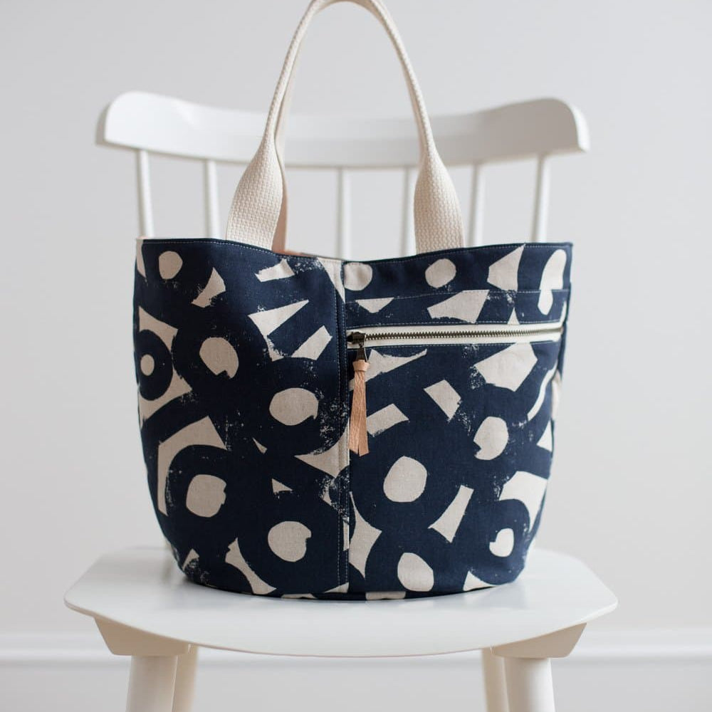crescenttote-2_1000x_ecda9c54-dae2-48b0-9fd6-ce08daa074bf.jpg